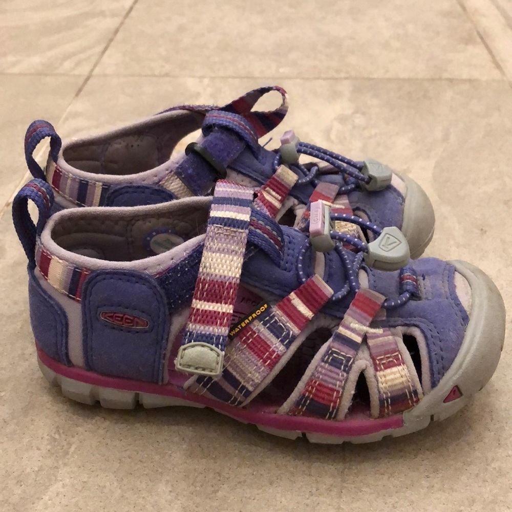 Almost new toddler Keens 9